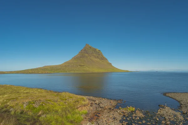 Magnifique montagne Kirkjufell en Islande, heure d "été — Photo
