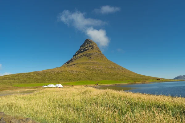 Csodálatos hegyi Kirkjufell-Izland nyári idő — Stock Fotó