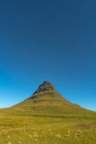 Прекрасні гірські Kirkjufell в Ісландії, літній час — стокове фото