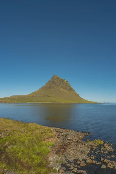 Прекрасні гірські Kirkjufell в Ісландії, літній час — стокове фото