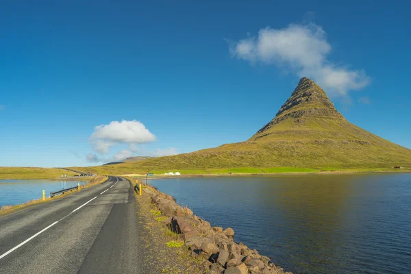 멋진 산 아이슬란드, 여름 시간에 Kirkjufell — 스톡 사진