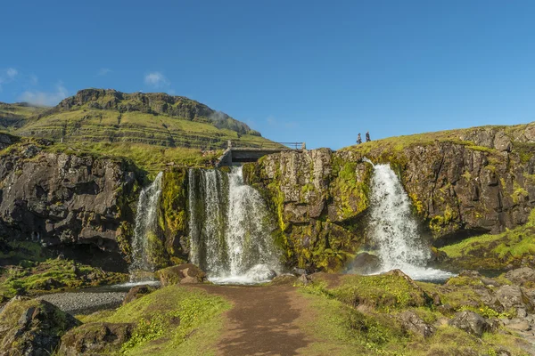 Чудовий водоспади Kirkjufellsfossl в Ісландії, літній час — стокове фото