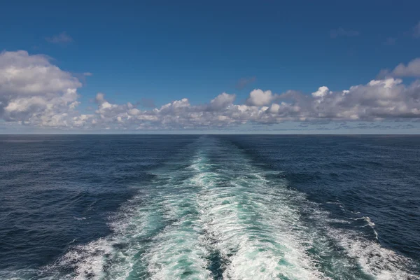 Nuvole cielo blu e rotta delle navi nell'Oceano Atlantico, ora esatta — Foto Stock