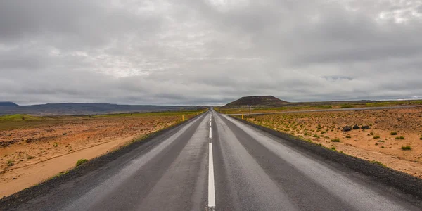 Abgelegene Straße und isländische bunte Landschaft auf Island, Summa — Stockfoto