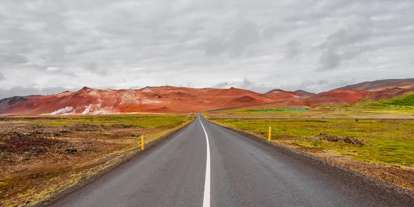 Abgelegene Straße und isländische bunte Landschaft auf Island, Summa — Stockfoto