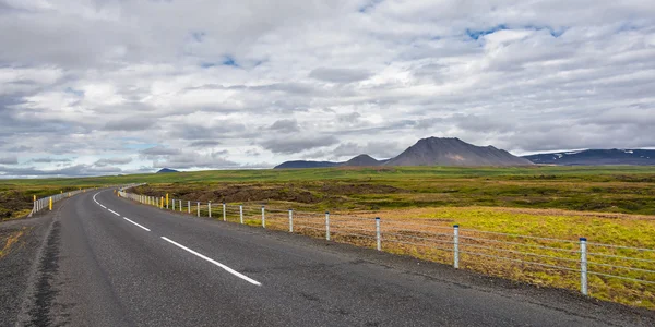 孤立した道路とアイスランド、夏のアイスランドのカラフルな風景 — ストック写真