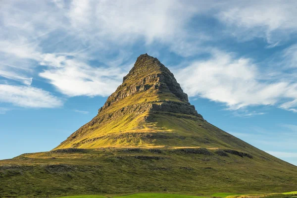 Magnifique montagne Kirkjufell en Islande, heure d "été — Photo