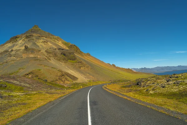 孤立した道路とアイスランド、夏のアイスランドのカラフルな風景 — ストック写真