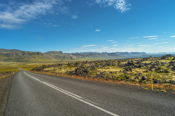 Abgelegene Straße und isländische bunte Landschaft auf Island, Summa — Stockfoto