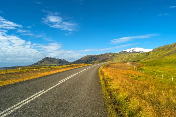 孤立した道路とアイスランド、夏のアイスランドのカラフルな風景 — ストック写真
