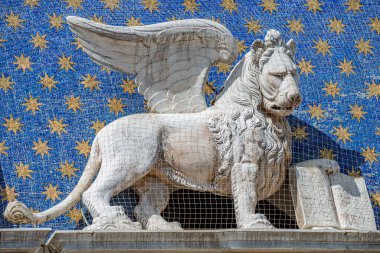 İtalya, Venedik 'teki Basilica San Marco' da İncil ve bir rahiple kanatlı aslan.