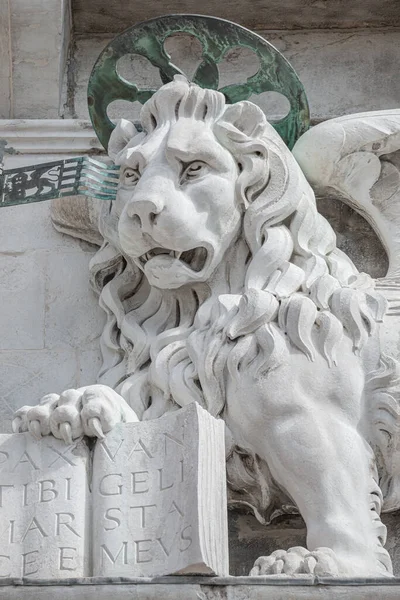 León Alado Con Una Biblia Sacerdote Basílica San Marco Venecia — Foto de Stock