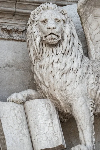 León Alado Con Una Biblia Sacerdote Basílica San Marco Venecia — Foto de Stock