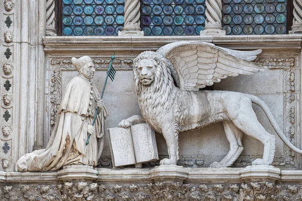Vinged Lejon Med Bibel Och Präst Basilica San Marco Venedig — Stockfoto