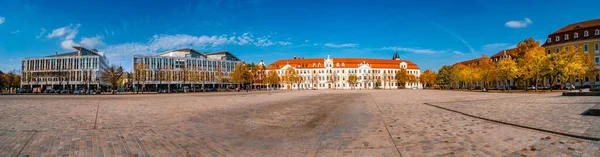 位于德国马格德堡的大教堂和政府办公室提供的有喷泉的大圆顶广场的全景 以及金秋蓝天的全景 — 图库照片