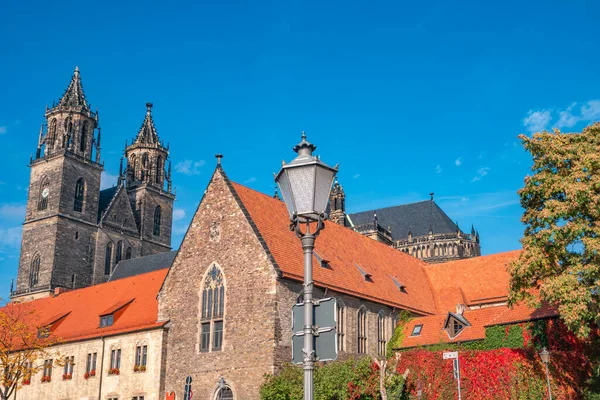 Nádherná Katedrála Historickém Nákupním Centru Magdeburgu Staré Město Řeka Labe — Stock fotografie