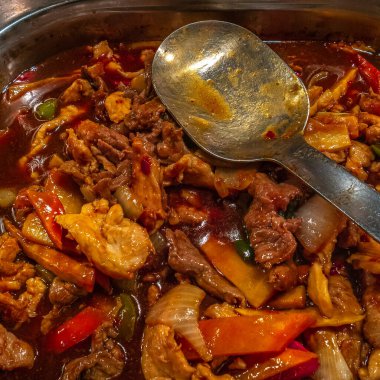 Sokak yemeği olarak satılan metal konteynırlarda farklı Asya fast food setleri sebzeli ve pirinçli baharatlı tavuk, detaylar, yakın plan.