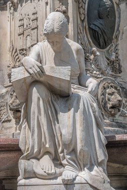 Eski Hasselbach çeşmesi ve dikilitaşı, ticaret, bilim, zanaat ve tarımı temsil eden figürlerle dolu kaidesi ve Magdeburg 'un Magdeburg şehir merkezindeki aile armaları, Almanya