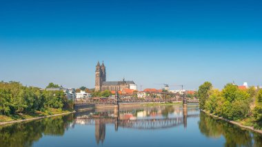 Magdeburg şehir merkezinin panoramik manzarası, Elbe nehri, köprüler ve muhteşem katedral sonbaharın başlarında, güneşli bir günde ve açık mavi gökyüzü