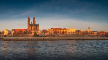 Magdeburg, eski şehir Elbe Nehri ve Sonbaharın başlarında ve sıcak günbatımında Muhteşem Katedral 'in panoramik manzarası, Magdeburg, Almanya