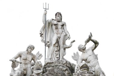 Piazza del Popolo 'daki Neptün Çeşmesi heykeli beyaz arka planda izole edilmiş, Roma, İtalya