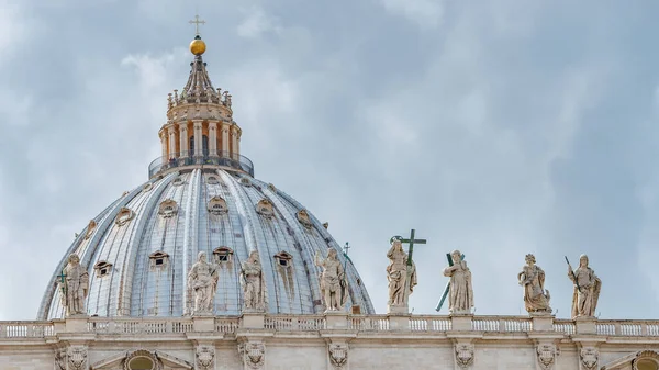 ローマの中心部 イタリア バチカンの聖ペテロ大聖堂ドームの聖人像 クローズアップ — ストック写真