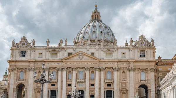 イタリアのローマの中心部 バチカンのサン ピエトロ大聖堂の上の劇的な景色 重い雲 — ストック写真