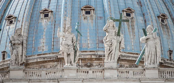 意大利罗马市中心梵蒂冈圣彼得大教堂圆顶上的圣徒雕像 — 图库照片