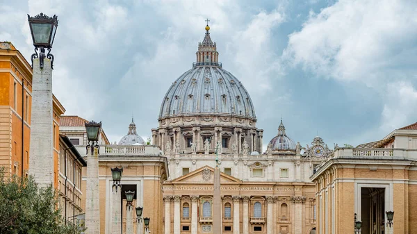 イタリアのローマの中心部 バチカンのサン ピエトロ大聖堂の上の劇的な景色 重い雲 — ストック写真