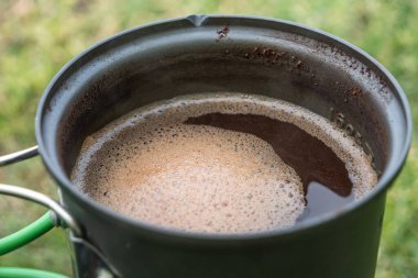 Çadırda sabah kahvesi yapmak yazın dışarıda yürüyüş yapmak göçebe yaşam tarzı, yakın plan, detaylar.