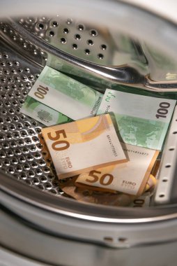 Para aklama kavramı, Avro banknotları yığını çamaşır makinesinin içinde temizlenmek üzere, arka plan, detaylar