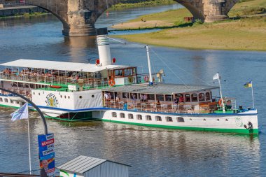 Dresden 'deki tarihi merkezde turistlerin bulunduğu eski tarz büyük bir tur teknesi Elbe, Dresden nehri, Almanya, yaz, yakın çekim.
