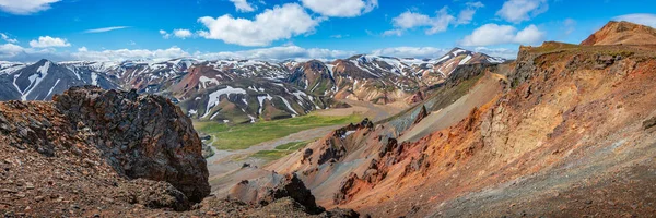 冰岛五彩缤纷的彩虹火山 兰登加勒山脉 著名的Laugavegur登山小径上的火山口 罕见的蓝天和冰岛的红色火山土壤 让人叹为观止 — 图库照片