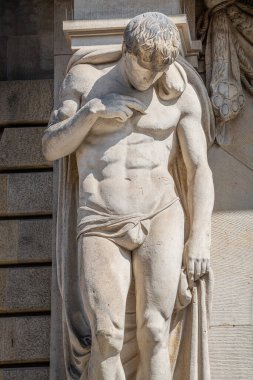 Almanya 'nın Dresden kentindeki cephenin desteklenmesi için Rönesans döneminin güçlü ve duygusal atlası heykeli