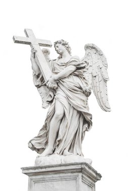 Saint Angel Köprüsü 'nde (Ponte Sant Angelo) büyük bir haç tutan güzel bir kutsal meleğin heykeli, beyaz arka planda izole edilmiş, Roma, İtalya