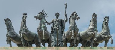 Milano şehir merkezindeki Zafer Kemeri (Porta Sempione) adlı 6 at ve Tanrıça Victoria heykelleri, Sempione Park, İtalya