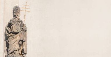 Bir rahip heykeli, Prag, Çek Cumhuriyeti 'ndeki Charles Köprüsü yakınlarındaki Saint Salvator Kilisesi' nde piskopos heykeli, metin için kopya alanı, ayrıntılar