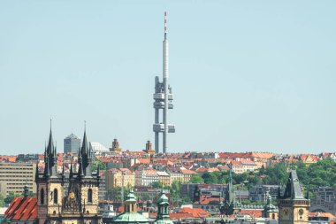 Charles Bridge Kulesi 'nin Vltava Nehri' nden geçtiği güzel eski kasabanın panoramik manzarası ve Çek Cumhuriyeti Prag 'da gökdelenleri ve iletişim kulesi olan yeni modern ticaret bölgesi.