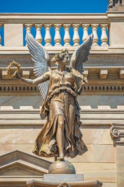 Prag şehir merkezinde, Çek Cumhuriyeti 'nde gün batımında kanatları olan güzel melek heykeli, yakın plan, detaylar.