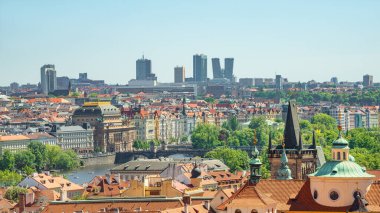 Charles Köprüsü Kulesi 'nin Vltava Nehri' nden geçtiği güzel eski kasabanın panoramik manzarası ve Çek Cumhuriyeti Prag 'da gökdelenleri olan yeni modern iş bölgesi.