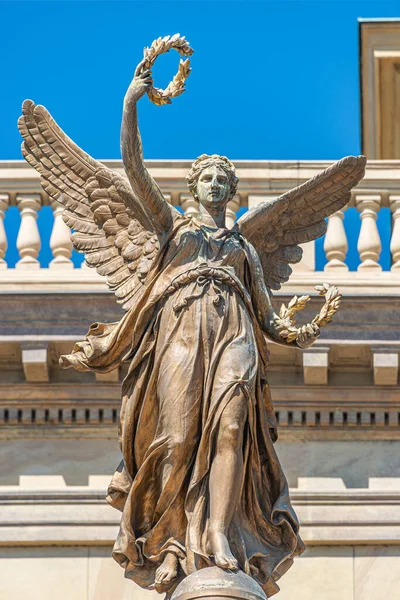 Standbeeld Van Mooie Engel Met Vleugels Bij Zonsondergang Kleuren Praag — Stockfoto