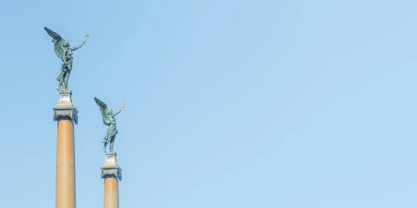 Statue Beaux Anges Avec Des Ailes Haut Des Colonnes Dans — Photo