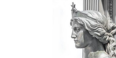 Dresden şehir merkezindeki şehvetli bir prensesin eski metal heykeli. Beyaz arka planda, Almanya 'da izole edilmiş. Detaylar, yakın plan.