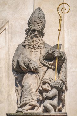 Antik dekoratif ön cephedeki rahip heykelleri Prag, Çek Cumhuriyeti 'ndeki Charles Köprüsü yakınlarındaki Saint Salvator kilisesinde piskoposlar. Detaylar, kapanış..