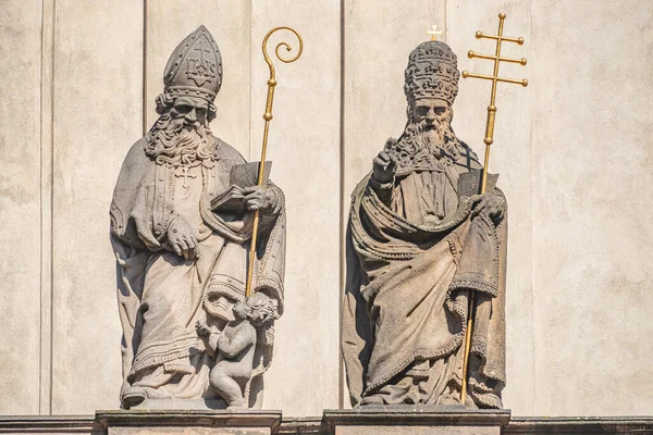 Antigas Estátuas Decorativas Fachada Superior Sacerdotes Bispos Igreja Saint Salvator — Fotografia de Stock