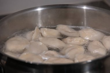 Etli hamur köftelerini tavada kaynatmak, detaylar, yakın plan..