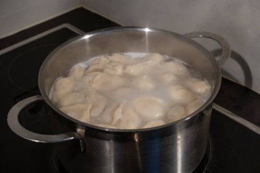 Etli hamur köftelerini tavada kaynatmak, detaylar, yakın plan..