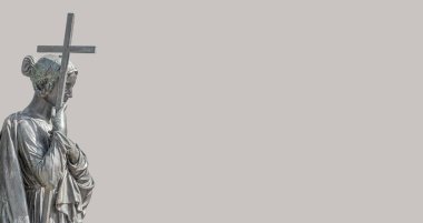 Dresden şehir merkezinde haç tutan eski bir metal heykeli olan afiş. Metin, Almanya, detay, yakın çekim için fotokopi alanı olan sağlam bir arka plan..