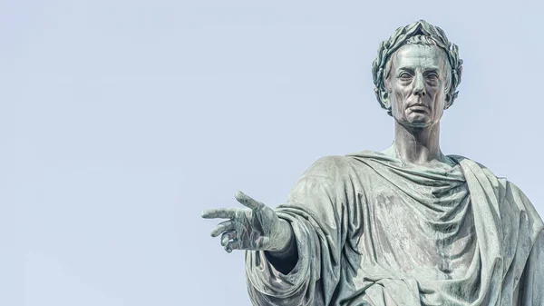 为纪念神圣罗马帝国而在奥地利维也纳勃格广场霍夫堡建立的皇帝弗朗茨一世纪念碑 — 图库照片