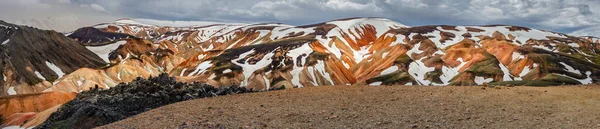 カラフルな虹の火山Landmannalaugar山のパノラマの素晴らしいアイスランドの風景 劇的な雪の空を持つ有名なLaugavegurハイキングコース アイスランドの赤い火山土壌 — ストック写真